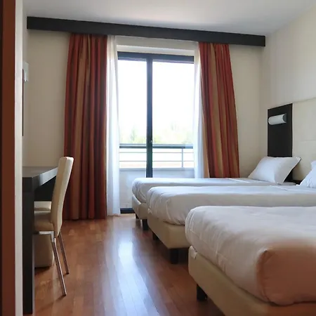 Raya Ξενοδοχείο 4*